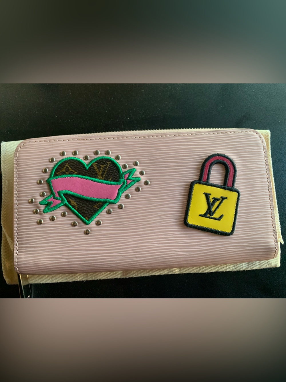 Authentic LOUIS VUITTON
Epi LV Stories Zippy Wallet Rose
Ballerine